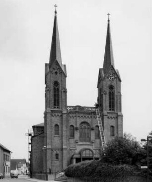 Katholische Pfarrkirche St. Vitus; Kriftel, Kirchstraße 7, Kirchstraße 9, Kirchstraße 11