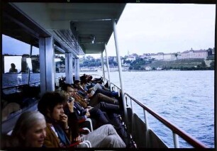 Meersburg: vom See auf Stadt, Vordergrund Schiffsdeck mit Publikum