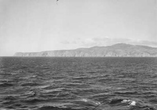 Küste : Blick von einem Schiff aus über das Meer auf eine Küste