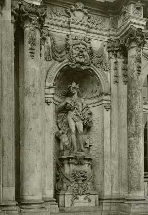 Dresden, Zwinger, Kronentor, Figur des Bacchus