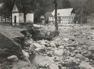 Unwetterkatastrophe im Osterzgebirge am 8./9. Juli 1927. Flussbett mit Ausuferung und Erosion in Schönwald (heute Petrovice-Krásny Les)
