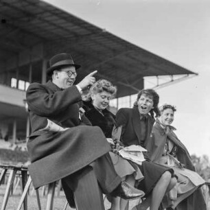 Galopprennbahn Hoppegarten, Zuschauer bei einem Pferderennen, rechts ist Elisabeth Gremmler