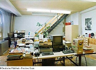 Arbeitsraum Erwerbung und Katalogisierung Videofilme (2. Obergeschoss). Im Hintergrund Bodentreppe : Dresden-Neustadt, Stauffenbergallee 9 g (Garnisonkirche St. Martin). Sächsische Landesbibliothek - Staats- und Universitätsbibliothek Dresden. Außenstelle Phonothek. Arbeitsraum Erwerbung und Katalogisierung Videofilme (2. Obergeschoss). Im Hintergrund Bodentreppe