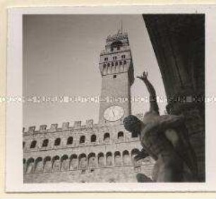 Florenz, Im Vordergrund Denkmal "Raub der Sabinerinnen"