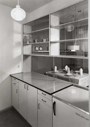 Musterküche (1965). Durchreiche mit Hänge- und Unterschränken