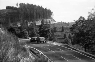 Triberg-Sommerau: B 33, im Vordertal, Kurve oberhalb des Tunnels (Bahn) bei Triberg-Sommerau; Lastwagen mit angehängtem Radfahrer