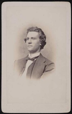 Porträt Albert Stritt (1847-1908; Sänger, Schauspieler). Albuminabzug auf Karton (Carte-de-visite mit Atelieraufdruck recto)