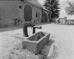 Wassertrog : Zweiseithof mit Forsthaus (1819, 1870). Schleifstein und Wassertrog gegen Stallscheune