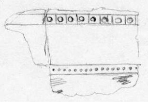 Fragment eines Blechs. Von der Darstellung erhalten Reste von Flügeln (?), darüber Punktlinie, ...