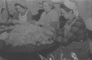 Frauen im Erzgebirge beim Federnschleißen : Erzgebirge, Frauen beim Federnschleißen