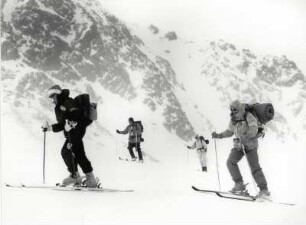 Aufstieg zur Mulde, wo das Iglu gebaut werden soll