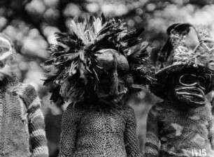 Zwei Tänzer : Tänzer mit Masken und Kostümen.