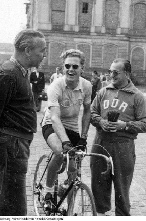 Dresden. Gustav-Adolf "Täve" Schur auf der Friedensfahrtetappe Dresden während der Friedensfahrt 1955 von Berlin nach Prag und Warschau, 8. Mai 1955