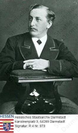 Erbach-Schönberg, Gustav Ernst Fürst zu (1840-1908) / Porträt, rittlings auf Stuhl sitzend, Kniestück
