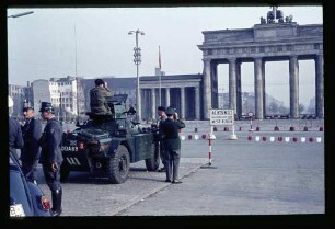 Am Brandenb. Tor 28.10.61.