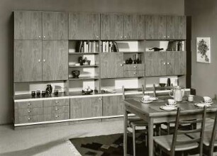 Anbauwand (Modell 915) : Wohnzimmermöbel (1973). Ansicht mit Anbauwand und Eßplatz