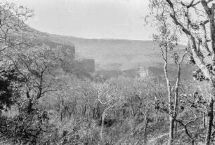 Steilabsturz des Chingoli Berges : Blick über eine Savannenlandschaft mit einer Bergabbruchkante im Hintergrund