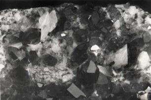 Quarz und Adular auf Gestein, Kristalle