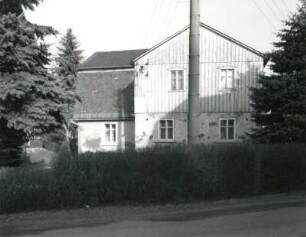 Neukirch (Lausitz), Dorfweg 43. Wohnhaus mit Scheune (um 1800)