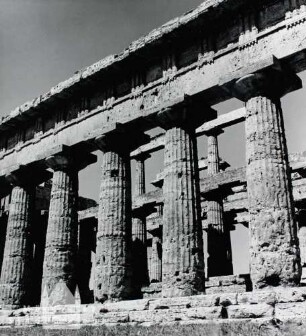 Paestum. Tempel des Neptun. Seitenansicht mit drei Säulengruppen