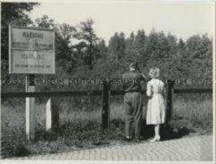 Spaziergänger an der grünen Zonengrenze an der Kladower Chaussee in Groß-Glienecke