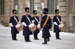 Stockholm - Wachaufzug am Schloss : Wachablösung vor dem Königlichen Schloss, Trommler der Svea Livgarde, aufgenommen 2006 in Stockholm