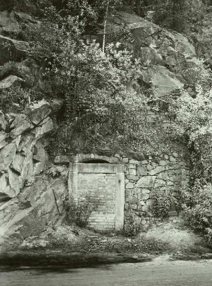Höckendorf-Edle Krone, Zeche Unverhofft Glück Luftstollen, vermauertes Mundloch an der Straße im Tal der Wilden Weißeritz