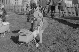 Kinder beim Spielen : Mädchen mit Puppenwagen