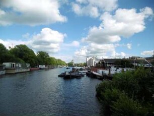 Amsterdam: Oostenburgergracht mit Windmühle de Gooyer