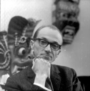Porträt Prof. Wolfgang Ullrich (1950-1973 Direktor des Zoologischen Gartens Dresden) in seiner Wohnung Wiener Straße