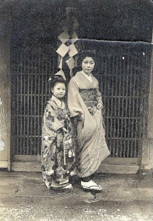 Junge Japanerin mit Kind in traditionellen Kimonos