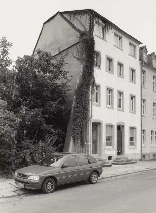 Wohnhaus mit Laden