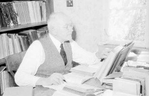 Wittenweiler: Missionar [Adolf] Vielhauer, Portrait am Arbeitstisch