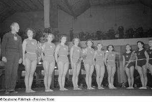 Riege der polnischen Turnerinnen beim Länderkampf DDR-Polen in der Messehalle 10