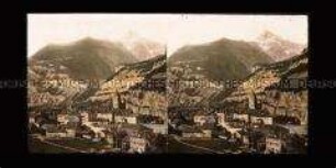 Blick auf Häuser und Kirche von Sankt Moritz, im Hintergrund Berg Aiguille du Midi
