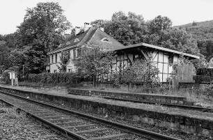 Bahnhof (Bahnhof, Massivmauerwerk); Battenberg, Am Bahnhof 2, Am Bahnhof 1