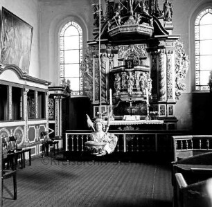 Schlosskirche: Innenaufnahme: Kanzelaltar, Taufengel, Herrschafts- und Pastorengestühl