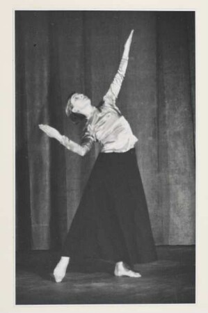 Studie aus Solotanz der Folge "Tanzende Frau"? zu einer Tanzsuite von Béla Bartók, Komödienhaus Dresden. Seite 24