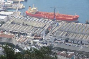 Hafenanlagen von Gibraltar : Blick vom Felsen auf die Hafenanlagen mit einem Tankschiff. Aufgenommen am 14. Oktober 2009 in Gibraltar