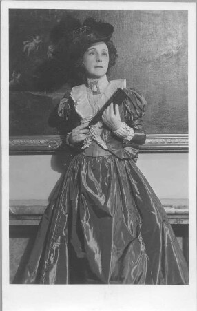 Antonia Dietrich in "Die Flucht ins Geständnis" von Hanns Schwarz in der Inszenierung von G. Kiesau. Fotografie (Weltpostkarte) von Reinhard Berger. Dresdner Erstaufführung, 01.10.1939