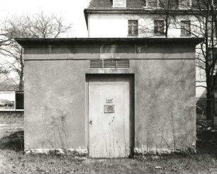 Dresden-Albertstadt. Stauffenbergallee (nordöstlich St.-Pauli-Friedhof). Ehemalige Kaserne der Sowjetarmee. Transformatorenstation zwischen Straße und Gebäude