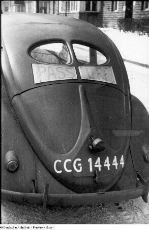 Personenkraftwagen vom Typ Volkswagen "Käfer". Heck mit CCG-Kennzeichen (Control Commission for Germany = Britische Militärregierung in Deutschland). Unter der Heckscheibe Schriftzug "PASS UFF" : Berlin. Personenkraftwagen vom Typ Volkswagen "Käfer". Heck mit CCG-Kennzeichen (Control Commission for Germany = Britische Militärregierung in Deutschland). Unter der Heckscheibe Schriftzug "PASS UFF"
