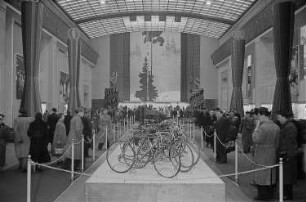 Messebesucher in der Ausstellungshalle der Sowjetunion im Ringmessehaus vor einer Präsentation von Fahrrädern