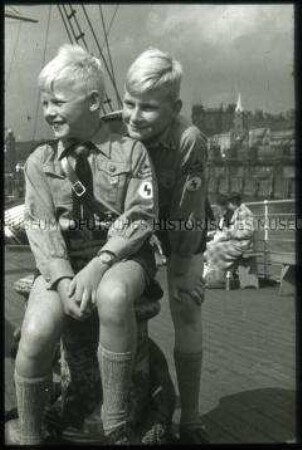 Zwei Jungen in der Uniform der NPEA Oranienstein