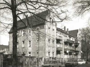 Dresden-Trachau, Wilder-Mann-Straße 19/21. Doppelwohnhaus (um 1910). Straßenansicht mit Einfriedung