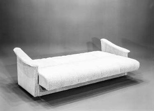 Sofa : Leipzig. Leipziger Herbstmesse, 1986. Sitzgruppe. Holz, Polsterung mit Mischgewebebezug (1986; VEB Polstermöbelwerke Cottbus). Sofa