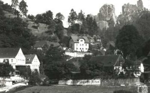 Rathen-Niederrathen. Ortsteilansicht mit Gasthaus Rosengarten. Blick über die Elbe nach Norden gegen Talwächter und Lokomotiove