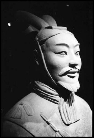 Basel: Kaufhaus Rheinbrücke, Die Grabarmee des ersten Kaisers von China, Terrakottafiguren, gepanzerter Offizier mit Pferd [ohne Pferd]