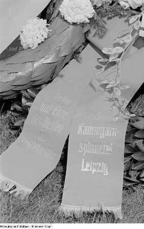 Kranz der Mitteldeutschen Kammgarnspinnerei Leipzig am Sowjetischen Ehrenmal auf dem Ostfriedhof