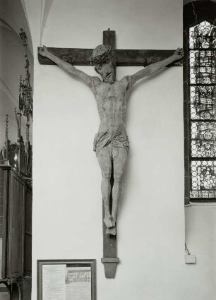 Kruzifix (wohl um 1500). Holz, geschnitzt.